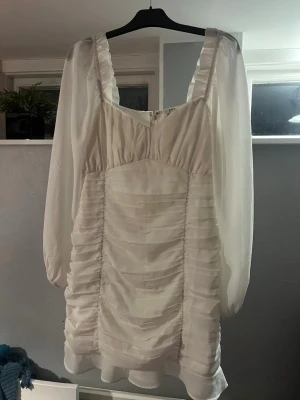 Studentklänning  - Perfekt till mottagning, men den är även hoppsäker till utspringet med vita shorts under.  Dragkedja väl gömd på ryggen.  OBS! Skriv innan ni köper!