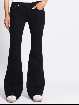 Low waist jeans - Säljer ett par svarta jeans med låg midja, aldrig använda🤍