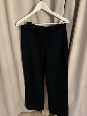 Svarta mjukisbyxor - Ett par svarta mjukisbyxor med rak passform och dragsko i midjan. Aldrig använt från lager 157