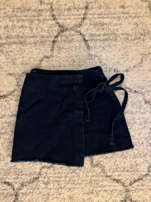 Omlottkjol  - Jättefin mörkblå omlott kjol från Urban Outfitters 💕Passar allt emellan XXS-M då man själv kan justera midjan med hjälp av omlottdesignen ✨