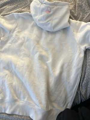 Vit hoodie från Sail Racing - Säljer en vit hoodie från Sail Racing i storlek M. Hoodien har en klassisk huva och är tillverkad i mjukt bomullsmaterial. Enkel och stilren design med diskret logga på huvan. Perfekt för dig som gillar sportig och avslappnad stil.