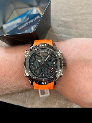 Martyn Line Dual Time Chrono Spec. Edt. 47mm - Säljer en helt ny oanvänd kvalitetsdykare från brittiska Martyn Line i absolut nyskick. Plasten sitter kvar på glaset. Fungerar utmärkt, originalarmband i slittåligt gummi som passar alla, dagvisare, vattentät, självlysande visare, japanskt urverk, special edition, digitalklocka, två tidszoner, tidtagarur, kronograf osv. Behöver bara nytt batteri. Fås i originalförpackning, med certifikat och papper.  Nypris: 2700 SEK Begagnat pris: < 1200 SEK Mitt pris: 789 SEK  Skickas alltid snabbt och spårba