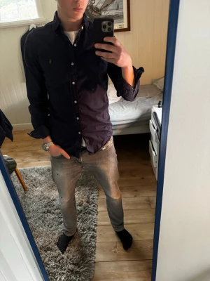 Ralph Lauren Skjorta - Snygg corall färgad Ralph Lauren skjorta | Kanon skick | Modellen på bilden är 182 och väger 70 kg | P086