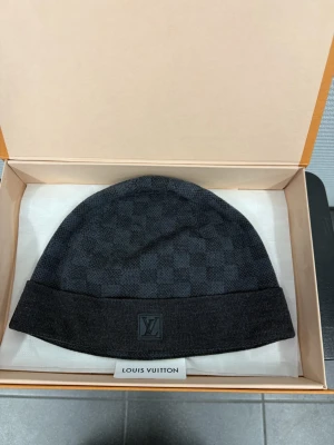 Louis Vuitton mössa  - En mössa från Lv i väldigt bra skick! Onesize klassisk vanlig storlek. Självklart äkta. Hör av er vid frågor! 