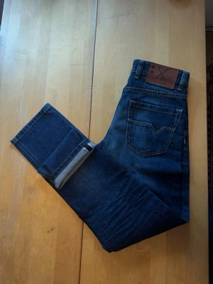 Selvedge jeans - Riktigt schyssta handgjorda selvedge jeans från Blue X only. Storlek på lappen är 28/34. Mycket bra skick och riktigt najs fades. Rak passform. Kom med frågor
