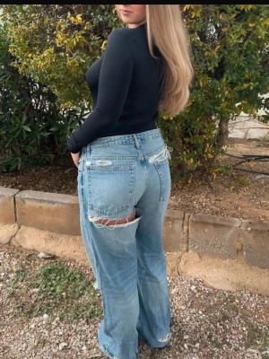 Håliga jeans  - Super snygga jeans (TRF Boyfriend jeans med slitningar och mellanhög midja). 🥰 alla bilder är mina egna 