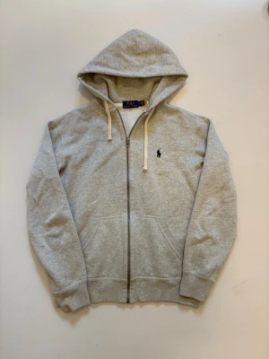 Grå Ralph lauren zip hoodie - Grå Polo Ralph Lauren zip up hoodie //  Storlek S //  Mycket bra skick //  Skriv vid minsta fråga eller fundering🤝