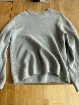 Ljusgrå stickad tröja i ull - En stilren ljusgrå stickad tröja. Från Jack N Jones. Köpt för 499. Bra skick.