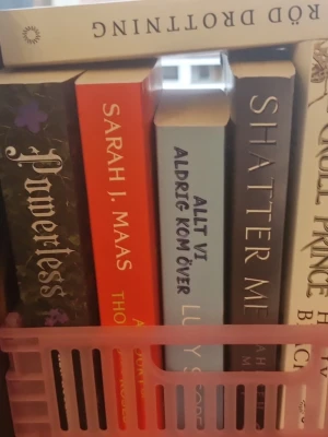 Bokpaket med populär fantasy - Säljer ett bokpaket med populära fantasy- och romantasyböcker, bland annat 'Powerless', 'Sunrise on the Reaping[SÅLD]', 'Shatter Me', 'Allt vi aldrig kom över', 'Throne of Glass' av Sarah J. Maas och 'The Cruel Prince'. Böckerna har färgstarka omslag i svart, lila, rött och blått, och är inbundna eller i pocketformat. Säljer också separat! KONTAKTA MIG OM VILKEN DU ÄR INTRESSERAD AV SÅ DISKUTERAR VI KÖPER