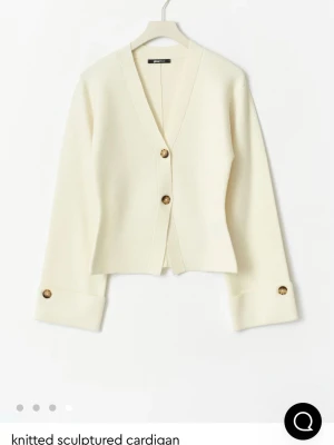 Krämvit kofta med stora knappar - Super trendig kofta, aldrig använd💕