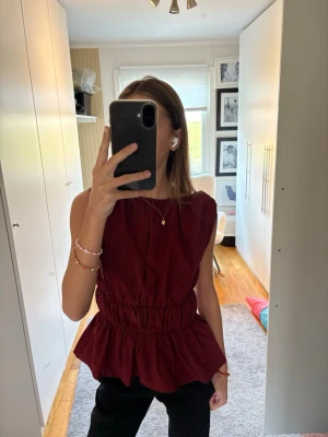 Vinröd topp - Super snygg vinröd blus med markerad midja