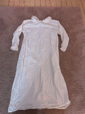 Lucialinne - Lucia linne i bra skick. Man får med två luciaband ett i lite bättre skick det andra i inte så bra. I storlek S.🥰