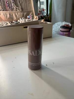 oöppnad Isadora Contour Stick Warm Mocha - Krämig contour stick från Isadora i nyansen 36 Warm Mocha. Enkel att applicera för att skulptera och definiera ansiktet. Vegansk, parfymfri och kliniskt testad. Kommer i en smidig brun tub som är lätt att ta med i väskan.