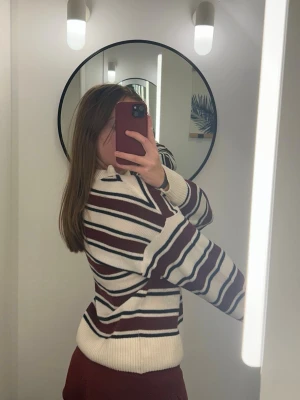 Randig stickad tröja i vinrött och vitt - Snygg vit stickad tröja med röda och svarta ränder. Tröjan är ifrån H&m och är i storlek xs men skulle säga att den sitter som s eller m eftersom den är lite oversize. Kom gärna med egna prisförslag och köp gärna bundles om ni hittar något annat kul i min profil!🤗