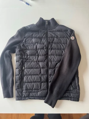 Moncler Cardigan, Storlek S - Tjena, säljer nu min fina moncler cardigan då jag inte använder den så ofta. Den är i nyskick storlek S 👍. Fungerande NFC tagg (se bild 5). Passar perfekt nu inför våren, sommaren och även hösten ☀️.  Skriv för att se mer bilder eller om du har någon fråga. [[FRAKTAR SAMMA DAG]] 🎉 