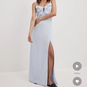 Intressekoll ljusblå klänning  -  klänning med volanger vid bröstet, från NAKD x Cloé Schuterman💕💕 använts endast en gång , köptes för 699 och säljer för 450. är 167 och klänningen går ner till fötterna