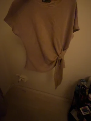 Topp  - Beige topp från Zara helt ny!