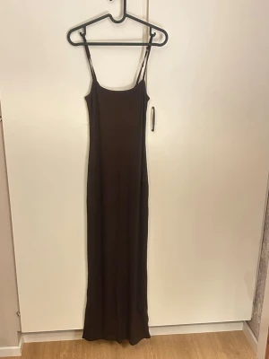 Brun långklänning - Brun långklänning från New Yorker. Aldrig använd i mycket bra skick. Hör av vid frågor!💗
