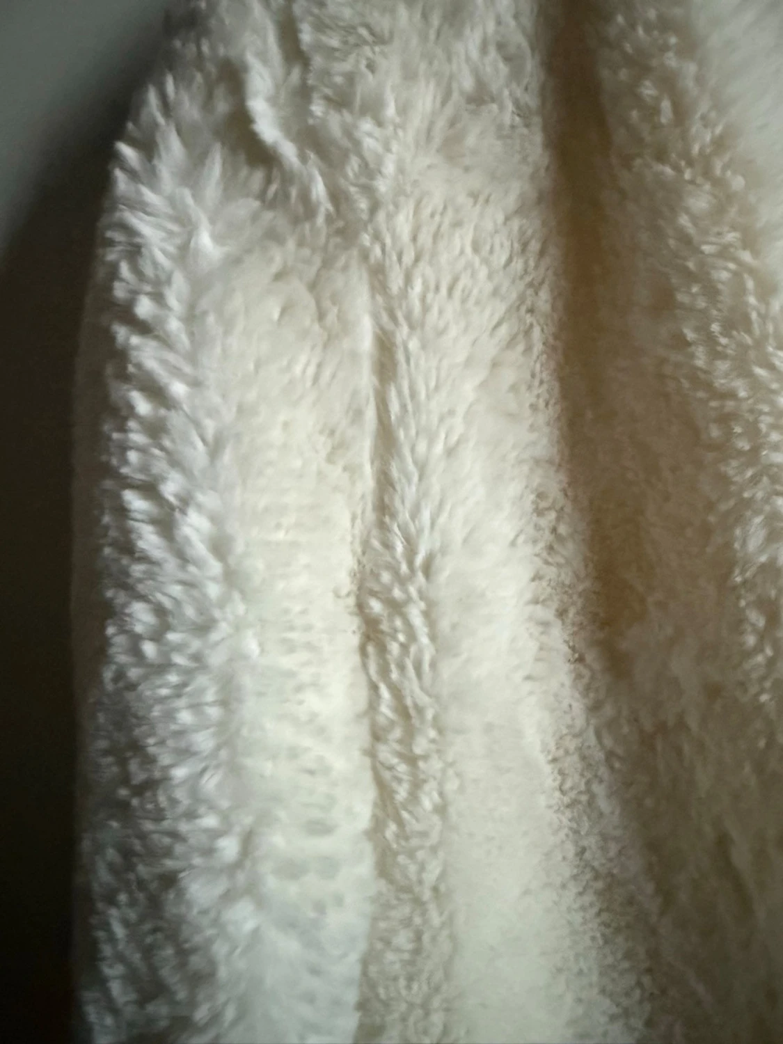 Vit fluffig pälsväst från Gina Tricot - 1