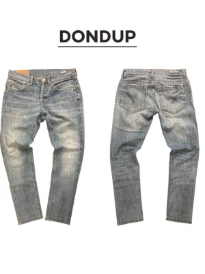 Dondup jeans blå - Säljer ett par blå jeans från Dondup med snyggt slitna detaljer och klassisk femficksmodell, nyrpris: 3000kr, säljer dessa för endast 399kr
