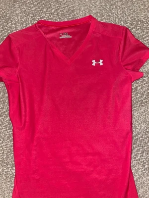 Under armour kompression shirt - Rosa Under Armour compression shirt. Nästan nyskick använd några få gånger. Inga defekter.