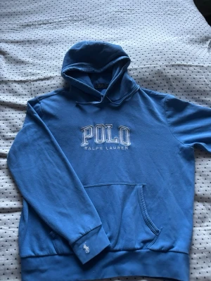 Ralph lauren hoodie - En riktigt snygg blå raulph lauren hoodie som köptes för ca ett halv år sen. Inga fläckar eller defekter. Storlek L men sitter mer som M. Hör av er vid frågor!