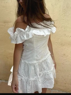 Studentklänning Zara - Säljer den eftertraktade klänningen från Zara som är perfekt till student, säljer pga för stor.