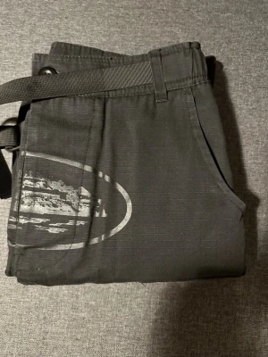 Svarta carobyxor från corteiz - Säljer ett par svarta cargo-byxor från Corteiz. Väldigt snygg streetwear-modell med flera fickor på benen och cool design.