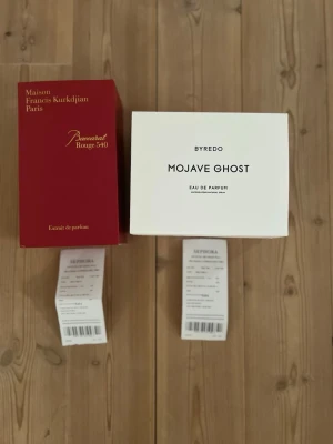 Byredo Mojave Ghost & Baccarat Rouge 540 reseller bundle - Två exklusiva parfymer: Byredo Mojave Ghost i vit förpackning med minimalistisk design och Maison Francis Kurkdjian Baccarat Rouge 540 i elegant röd ask. Båda är Eau de Parfum och kommer i snygga originalkartonger, perfekta för dig som gillar lyxiga dofter.