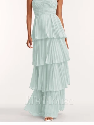 Ljusblå axelbandslös balklänning - Säljer en ljusblå axelbandslös långklänning från JJ's House. Klänningen har flera lager med plisserade volanger som ger en flowy och elegant look. Användt 1 gång och är i ny skick!.