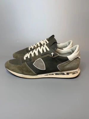 Philippe Model Skor - ‼️VI TAR INGA BYTEN‼️| Philippe Model Sneakers | Skick: 8.5/10 | Storlek 44 fits 45 | Tillkommer enbart skorna vid köp! | Frakt sker inom 24 timmar efter köp 📦💨 | Hör av dig vid minsta fråga eller fundering 💭