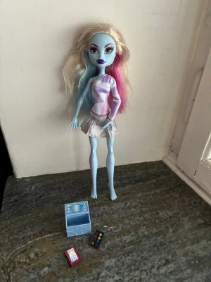 Monster high - Fin Abbey docka som tyvärr inte har skor men du får med alla accessoarer på bilderna. Pris kan diskuteras