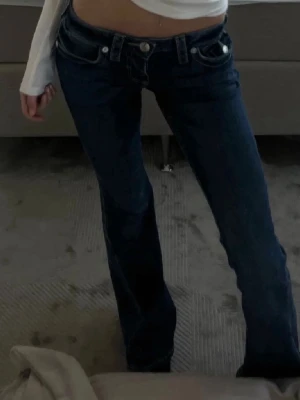 True religion joey - Sjukt snygga lågmidjade jeans i joey modellen använd fåtal gånger