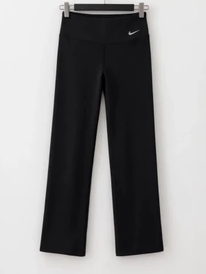 Svarta träningsbyxor från Nike - Svarta träningsbyxor från Nike med utsvängda ben och hög midja. Byxorna har en diskret Nike-logga framtill och är tillverkade i ett stretchigt material som passar perfekt för träning eller gym. Snygg och enkel design som är lätt att matcha.