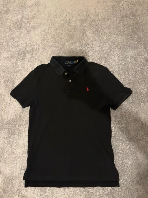 Polo Ralph Lauren Pike  - En svart polo Ralph Lauren pike i storlek S ☺️ passar folk som är mellan 170-180 ☺️Hör av er vid frågor ☺️
