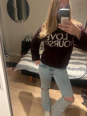 Ljusblå jeans från Nelly - Säljer ett par ljusblå jeans med stora hål vid knäna och avslappnad passform. Jeansen har klassisk femficksdesign och raka ben. Perfekta för en trendig och avslappnad stil.