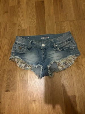 Jättesnygga jeans shorts  - Midjemåttet är 36 cm💖