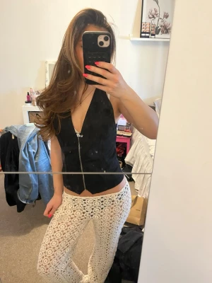 Svart topp - Säljer denna skitsnygga topp från Zara då den inte passade mig. Helt ny.