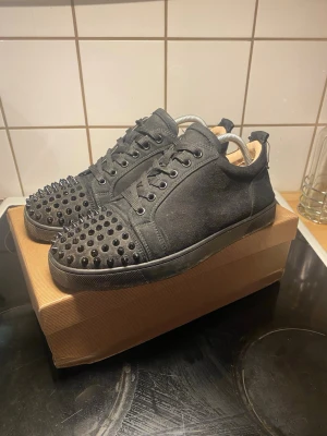 Loubs - Hej säljer ett par Loubs i färgen svart med spikar skorna är i gott skick behöver bara en rengöring så blir dem nya igen. Det som innehåller är sko lådan, kvittos, påse, och papper, kom dm för mer bilder är i storleken 41 men passar 42 