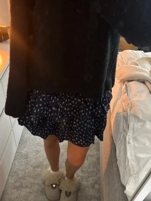 blommig kjol - säljer en knappt använd kjol från pigalle. super söt och perfekt till sommaren! priset kan absolut diskuteras🤍