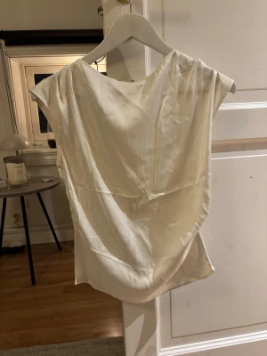 Topp - Säljer denna eleganta silkeströjan som sitter tight i midjan och är lite lösare runt bysten. Svårt att visa på bild. Den passar otroligt bra både till vardags och fest💖