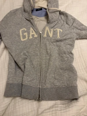 Stilren gantzip - En fin Gant zip som är i bra skick säljs pga för liten och ingen användning hör av er vid mer info! Storlek M  dam men funkar även för herrar