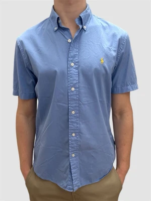 Ralph Lauren skjorta  - En riktigt snygg kortärmad skjorta i mycket bra skick! Modellen är 185 cm och skjortan är i storlek M! 