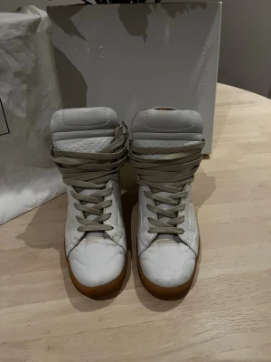 Maison Margiela x Hm - Tvärfeta MMxHm från 2013. Vissa ställen har gulnat till, men det är förväntat på en sådan gammal sko. Ganska smutsiga och färgen har lossnat lite på vissa ställen, inget som inte går att fixa upp med lite färg! Defekterna märks knappast av när man har dem på fötterna. Originalbox och dustbag medföljer. Strl 40 men passar upp till 41 skulle jag säga. Marknaden är hög på dessa, inte så många ute just nu. Pris kan diskuteras!