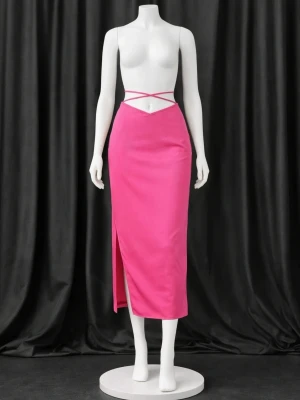 Rosa långkjol med slits - Trendig rosa långkjol med hög midja och snygg slits på sidan. Kjolen har en figurnära passform och ett stilrent, minimalistiskt uttryck. Perfekt för dig som vill sticka ut med färg och enkelhet.