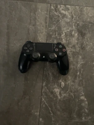 ps4 kontroll - lite begagnad men bra skick