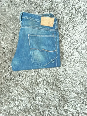 Ljusblå jeans från Jack and jones  - Säljer ett par ljusblå vintage jeans från Jack and Jones. 