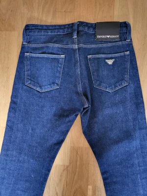 Mörkblå jeans från Emporio Armani - Mycket gott skick knappt använd Storlek S/29