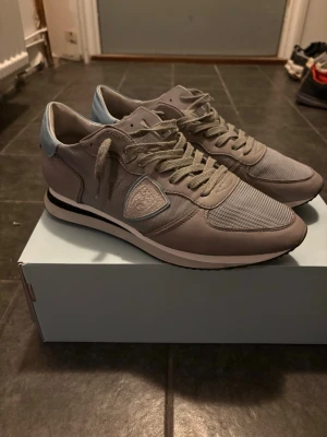 Nattklubb skor Philippe Model runners - Snygga sneakers från Philippe Model använda typ 5 gånger anledningen jag säljer dem är för de var för små i storleken på mig har strl 43 o köpte 42.  dem har små reflex detaljer passar skit bra för helgerna på Sture P - dem lyser up på kvällarna lite 