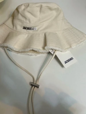 Jacquemus hatt - Snygg Jacquemus hatt som passar perfekt till vardag och sommar. Bra skick. Pris kan diskuteras vid snabb affär.